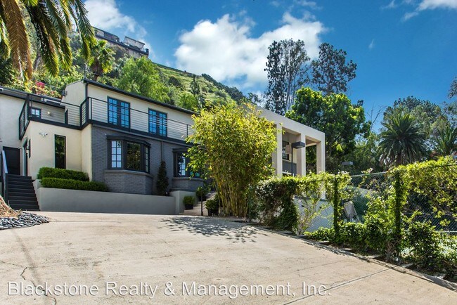 Foto del edificio - 2200 Coldwater Canyon Dr