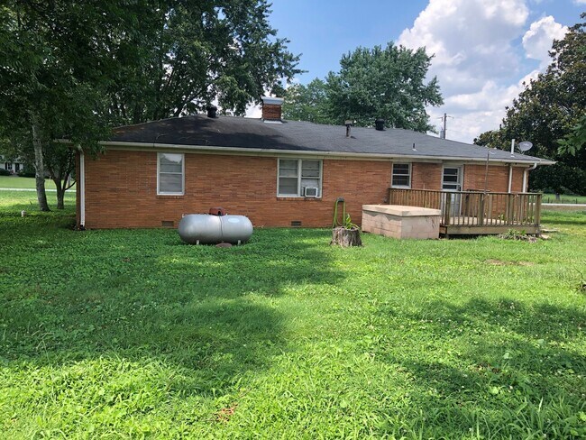 Building Photo - 3 Bedroom Country Home in Toney!