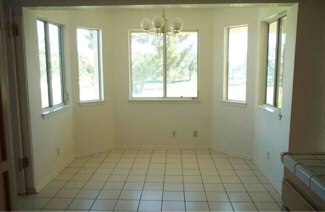 Building Photo - 27421 Lakeview Dr