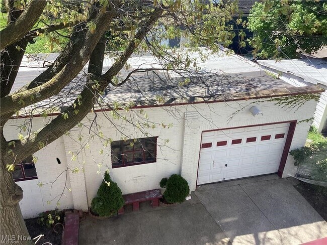 Foto del edificio - 1794 W 54th St