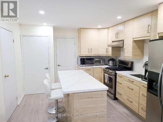 Building Photo - 6452 Chaumont Crescent