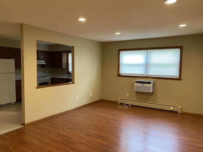 Building Photo - 705 E 3rd St #4