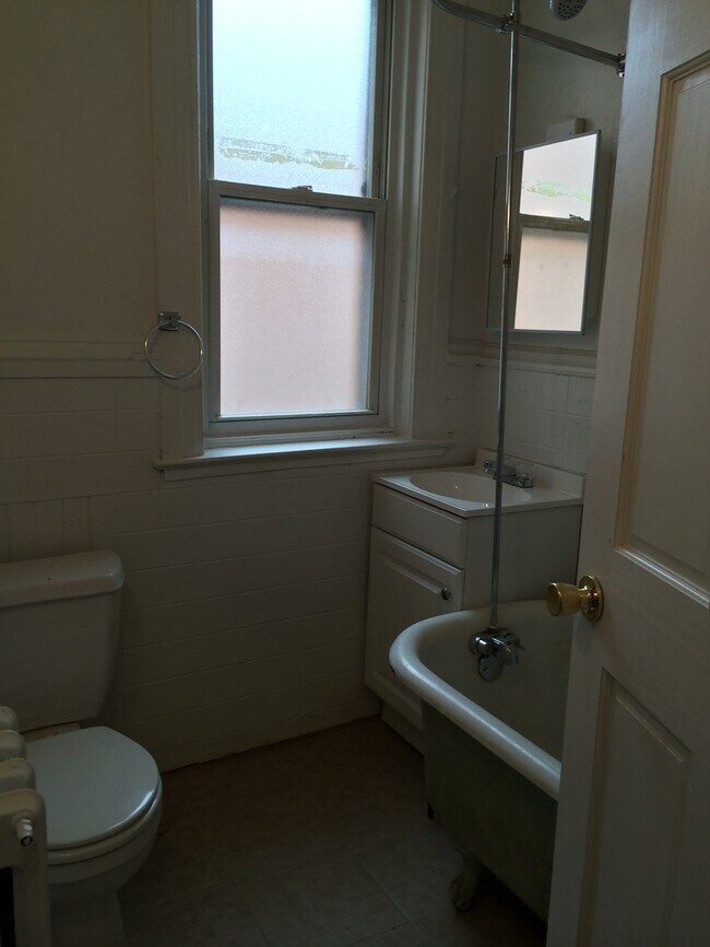 Foto del edificio - Spacious 3 Bedroom Apartment in East York City SD