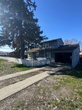 Building Photo - 907 N Delphine St