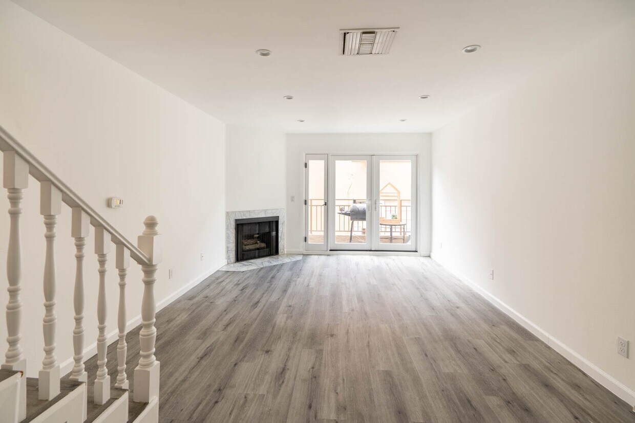 Foto principal - 14410 Dickens St