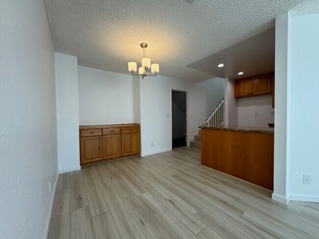 Foto del edificio - Remodeled 3 bedroom 2.5 bathroom townhouse