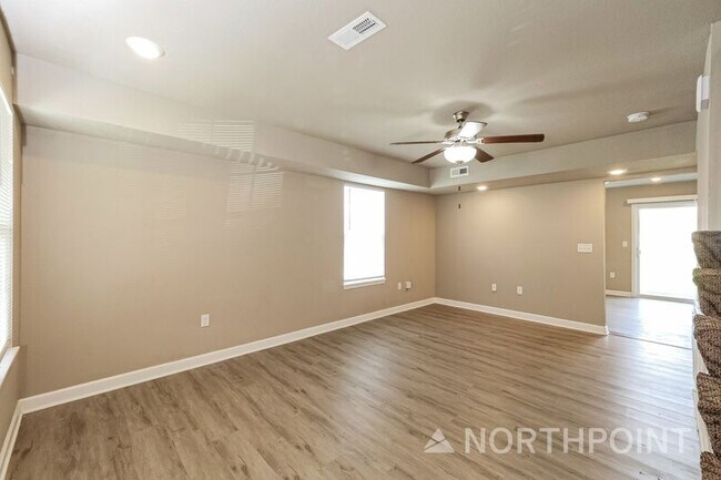 Building Photo - 209 SW Marigold St