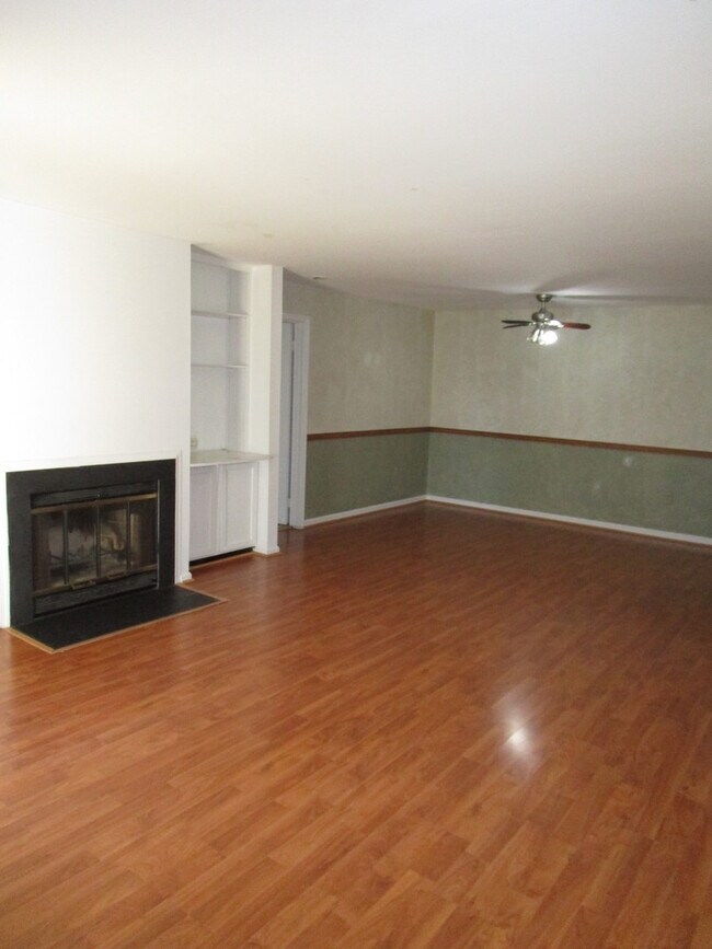 Building Photo - Updated 2 BR/2 BA Lower Level Condo in Germantown!