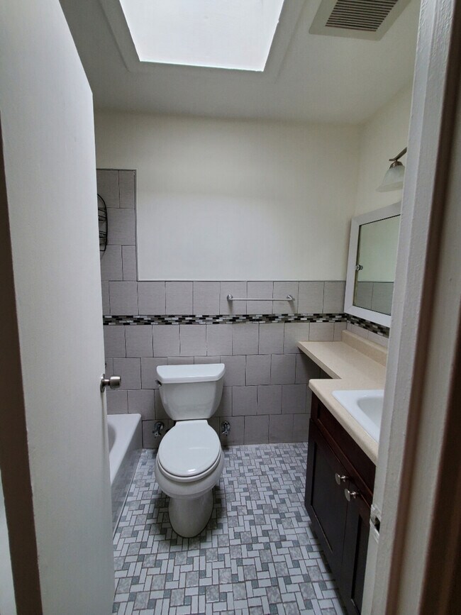 Foto del edificio - 1366 E 100th Street