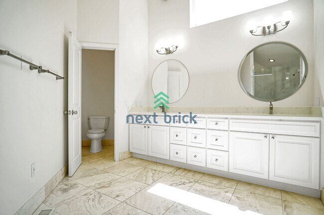 Building Photo - Beautiful home with  5 bedrooms, 4 bathroo...