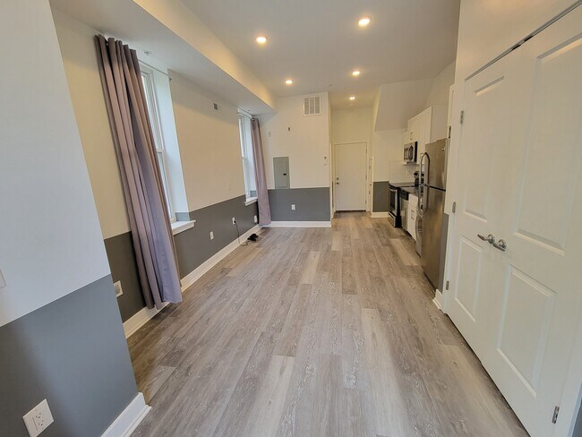 Building Photo - 2817 W Girard Ave