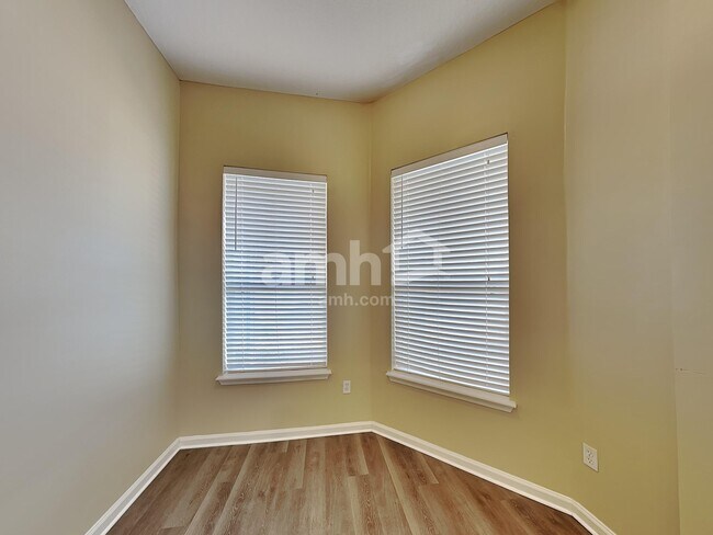 Foto del edificio - 7117 Rapid River Dr W