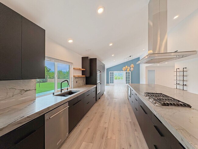 Building Photo - Spacious 5BD/4BA Poway Home with Hill View...