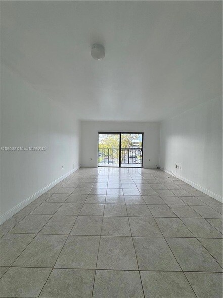 Building Photo - 10431 N Kendall Dr