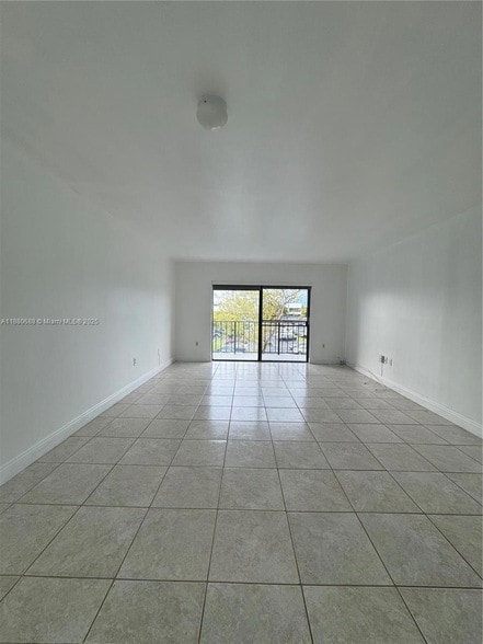 Building Photo - 10431 N Kendall Dr