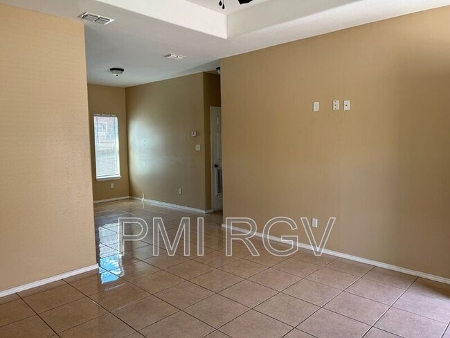 Building Photo - 2708 Primrose Ave