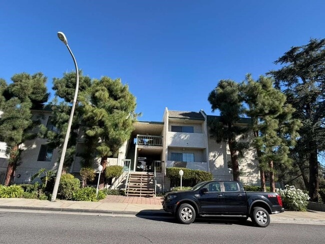 Foto del edificio - 330 N Chapel Ave