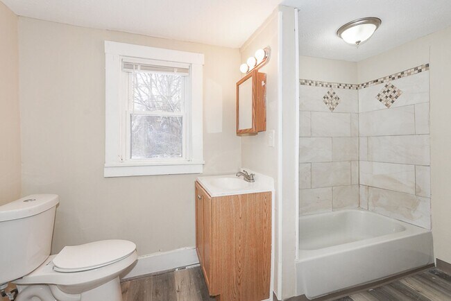 Foto del edificio - Four bedroom/1 bath Single Home!!