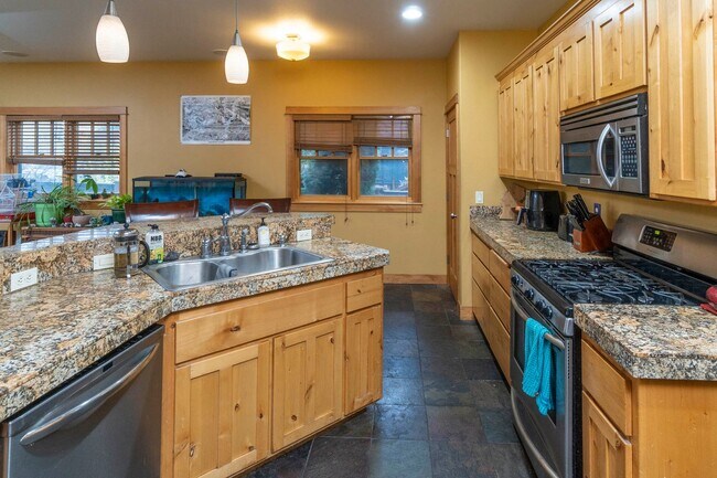 Building Photo - Large 4 bedroom westside home