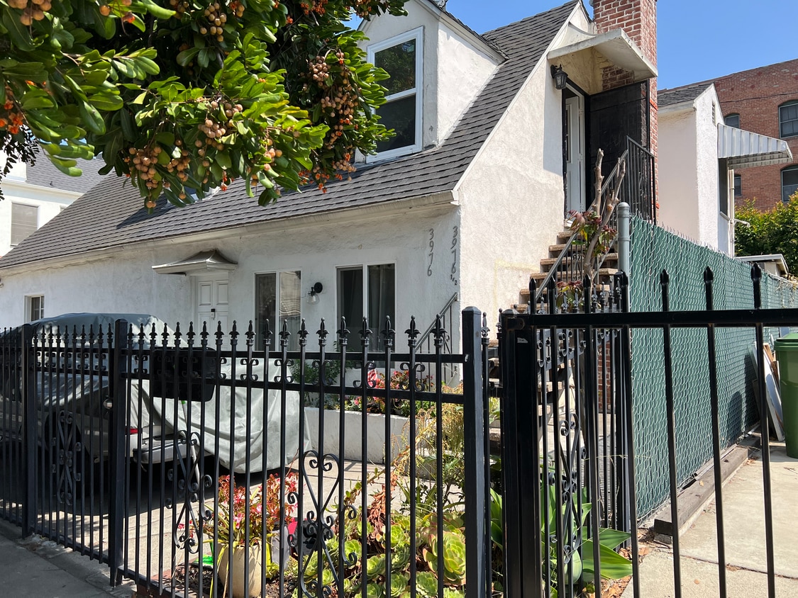 Upstairs unit for rent - 3976 W 7th St