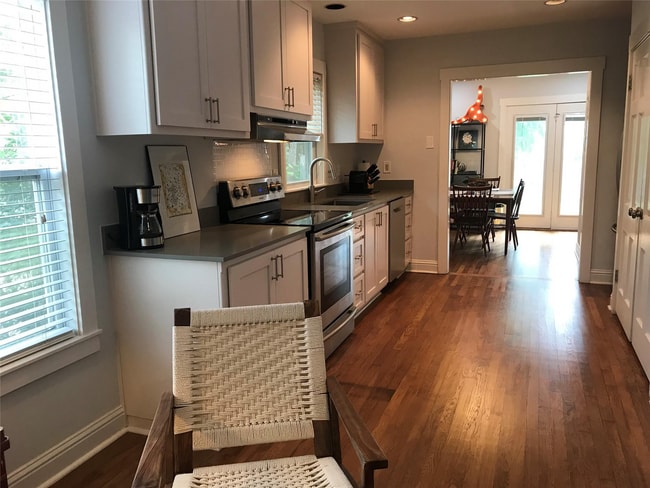 Building Photo - Hyde Park gem with Casita!!!