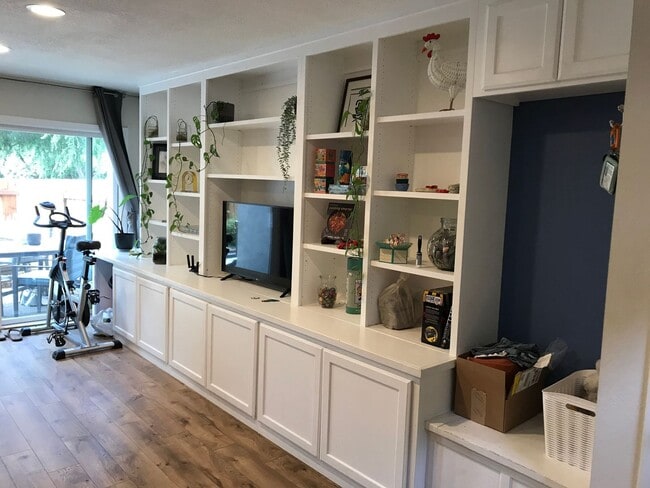 Building Photo - 3 bedroom in Stonegate available for Septe...
