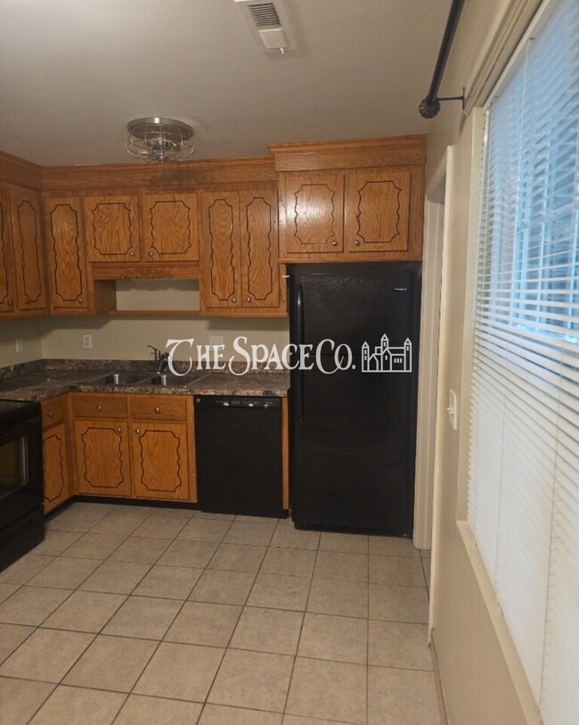 Foto del edificio - "Charming 2-Bed Townhouse Retreat on Fleming Road – Spacious Comfort in Charleston!"