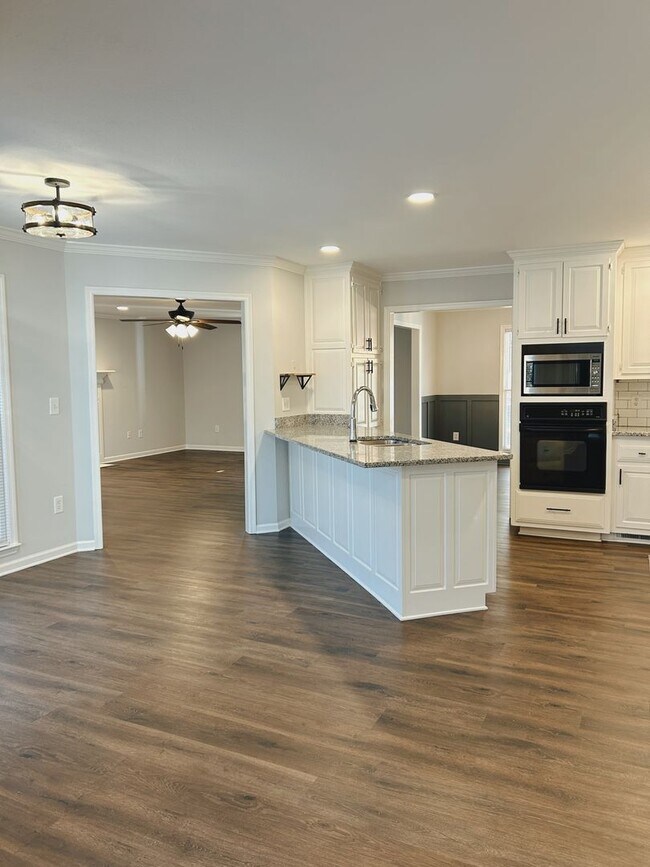 Building Photo - Beautiful 3 bedroom house with 2 car garag...
