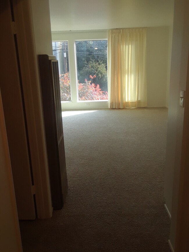 Living Room apt 203 - 5385 Broadway