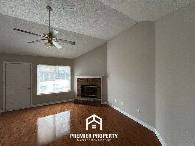 Foto del edificio - Charming 3BR/2BA Near Southwind | High Ceilings, Hardwood Floors & 2-Car Garage