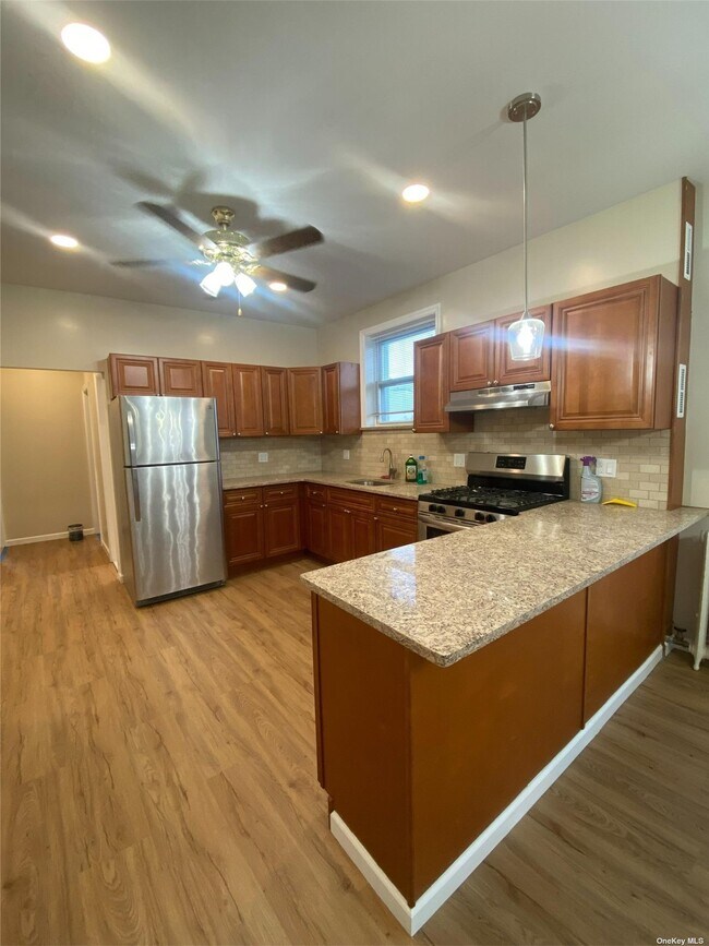 Building Photo - 67-51-67-73 73rd Pl