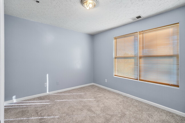 Foto del edificio - Room in Apartment on Fairington Club Dr