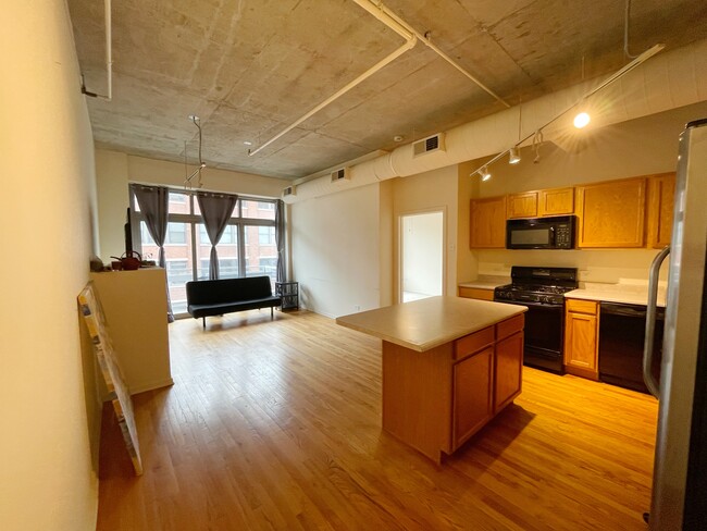 Building Photo - 933 W Van Buren St