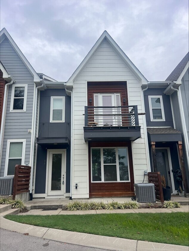 Primary Photo - Amazing Location in Charlotte Park