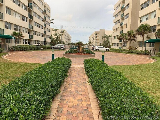 Foto del edificio - 1237 Hillsboro Mile