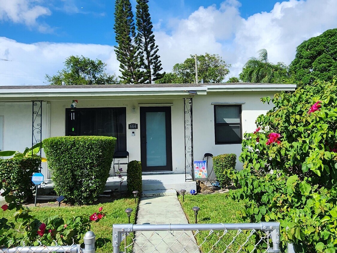 Foto principal - 664 W 2nd St