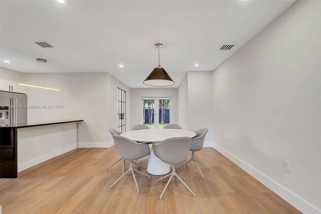 Foto del edificio - Aledo Avenue, Coral Gables, FL 33134 - 3 B...