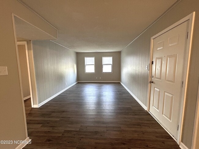 Building Photo - 102 Ravenwood Dr
