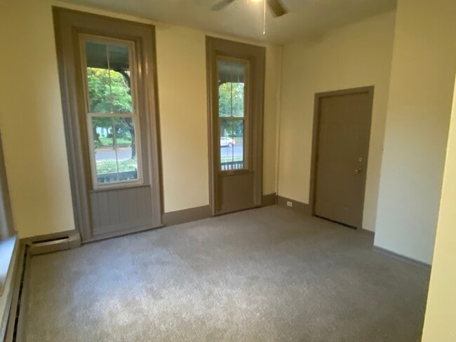 Building Photo - 936 W 4th St