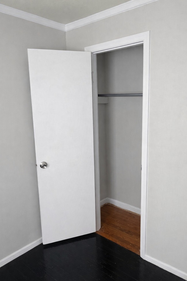 Building Photo - 906 Thomas St