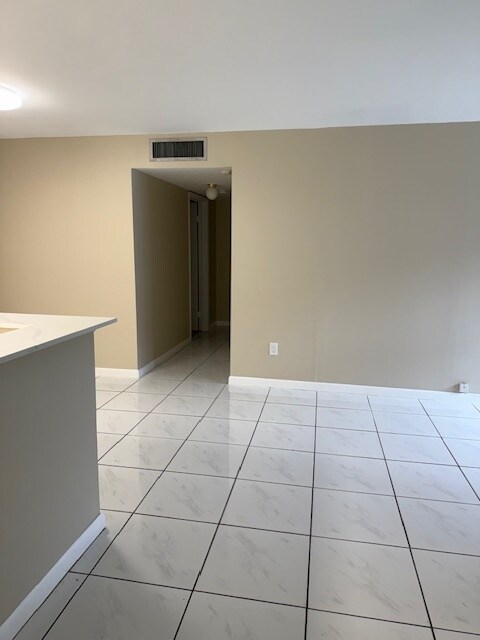 Foto del edificio - 805 NE 199th St