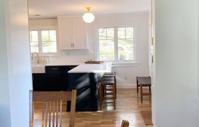 Vista de la cocina desde el comedor - 260 Cherry Dr