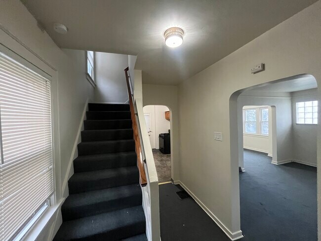 Foto del edificio - 1801 Universal Rd