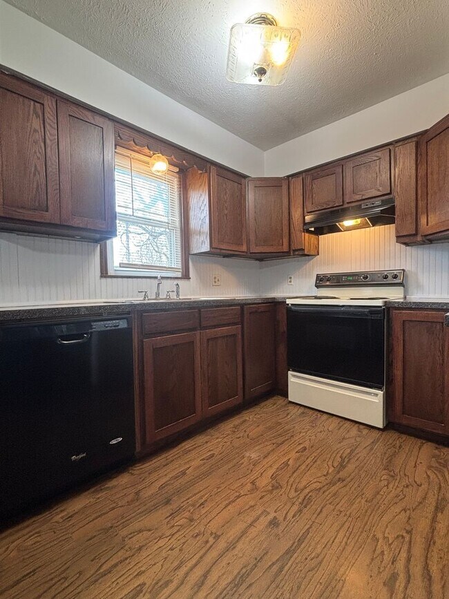 Foto del edificio - Available now 3 bedroom 1.5 bath 2 car garage