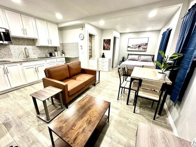 Estudio - 3029 E Missouri Ave