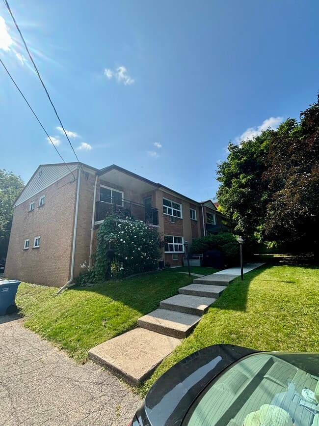 Building Photo - 99 Sunnylea Cres