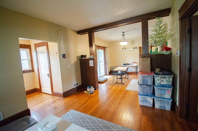 Building Photo - Charming & Spacious Main-Level Apartment Near Downtown