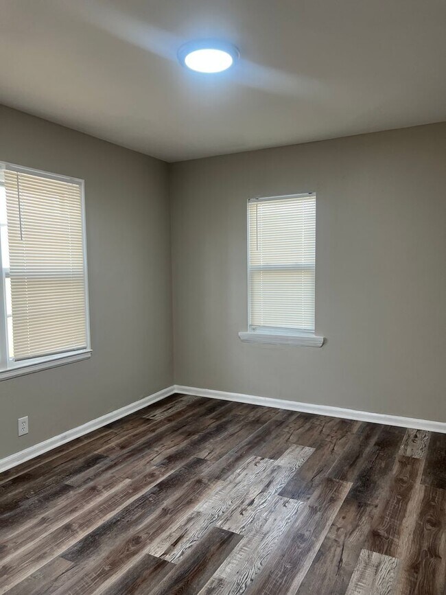 Building Photo - A newly remodeled single-family home offers 2 bedrooms and 1 bathroom!