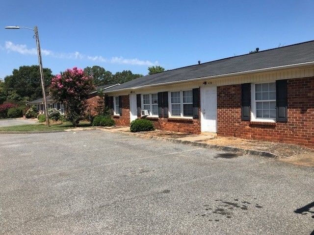 Foto principal - Available Now-Spacious Two Bedroom Townhome