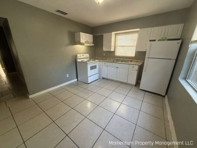Foto del edificio - Cozy 2 bedroom/1 bathroom Single family home in the heart of Ybor! Apply for FREE This Holiday Se...